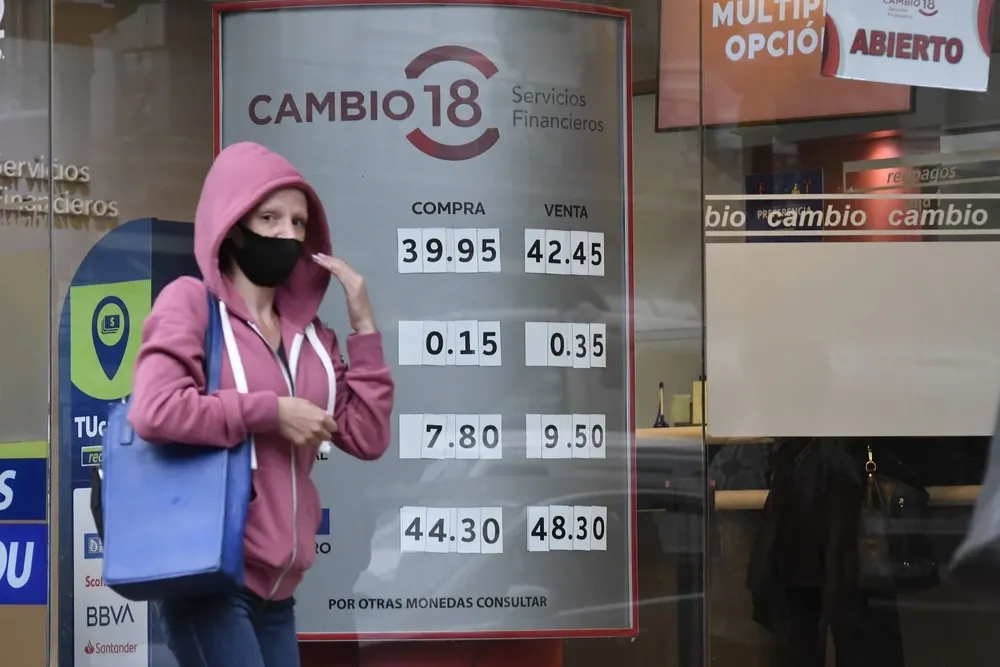 En las pizarras de los cambios privados la moneda ya se ofrecía en la franja de $ 39 en la punta compradora.