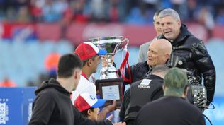 Diego Polenta de Nacional recibe la copa de Aldo Gioia; Alejandro Balbi aparece atrás