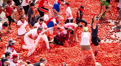 Buñol en plena batalla de tomates en su fiesta más esperada.