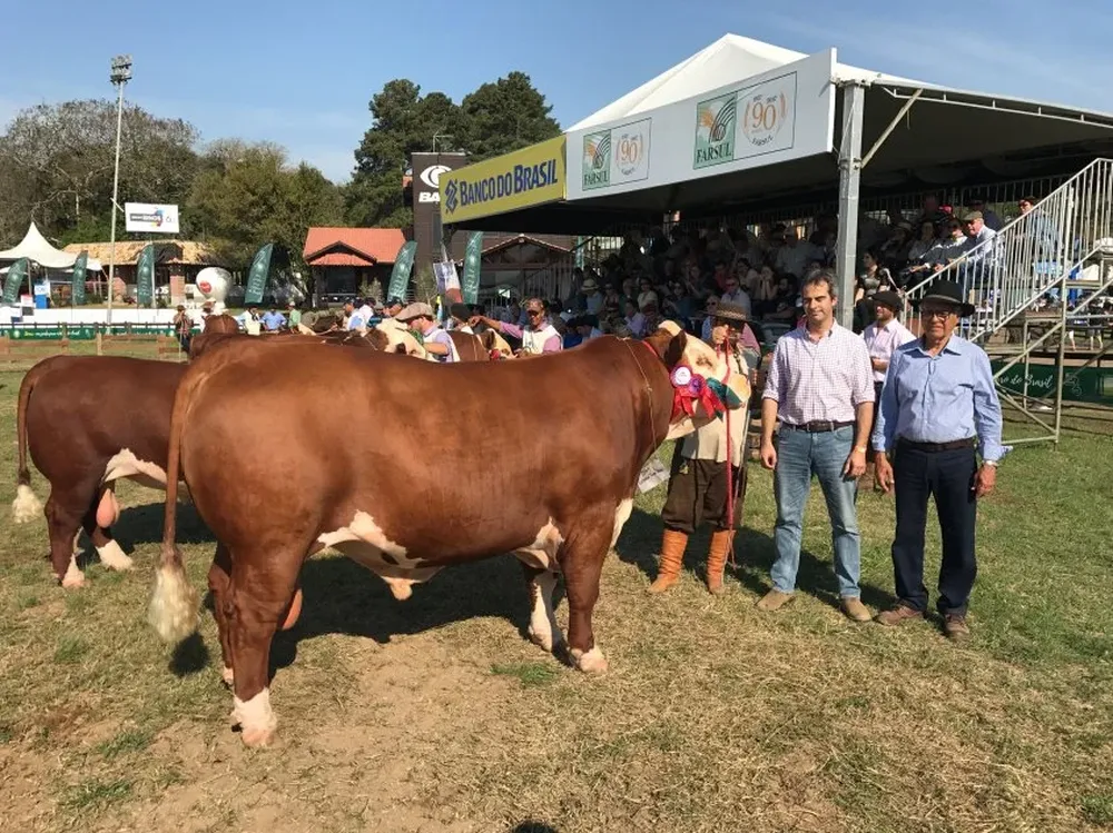 Javier Aznarez fue uno de los tantos uruguayos invitado a coronar reproductores ganadores.