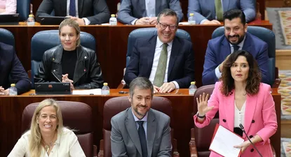 La presidenta de la Comunidad de Madrid, Isabel Díaz Ayuso (d), interviene durante un pleno en la Asamblea de Madrid,