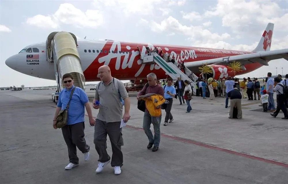 Malasia- Varios pasajeros tras bajarse de un avión de AirAsia en el Aeropuerto de Sepang