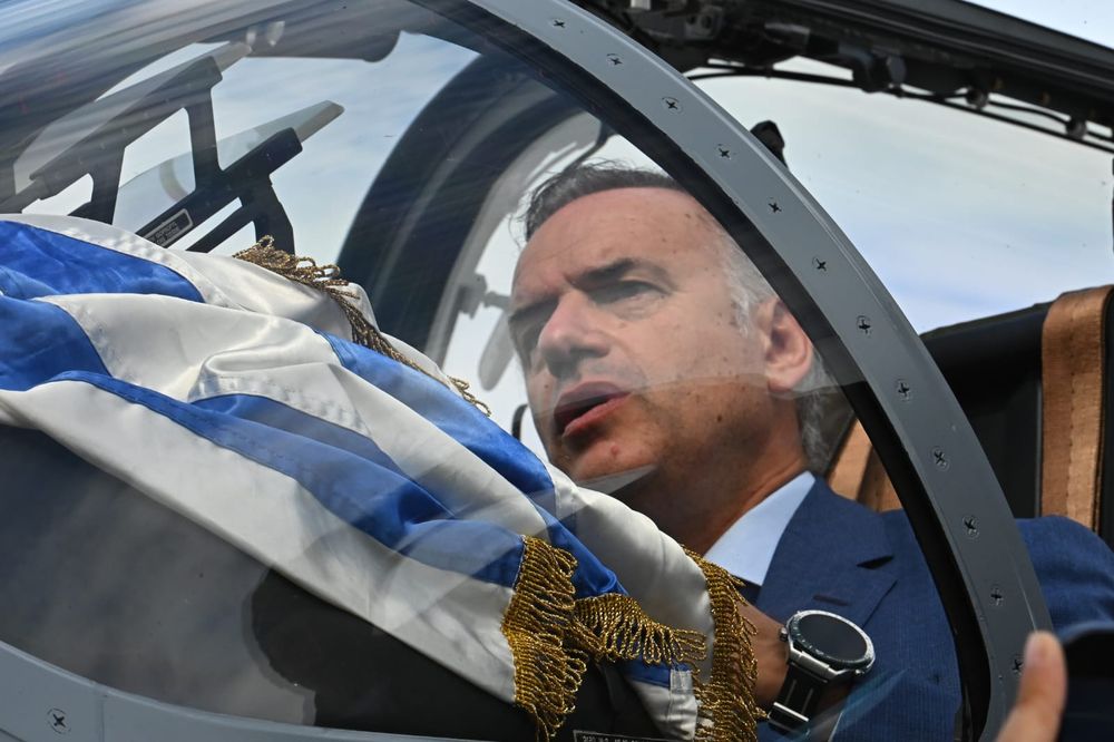 Yamandú Orsi en la presentación de los nuevos aviones de combate de la Fuerza Aérea