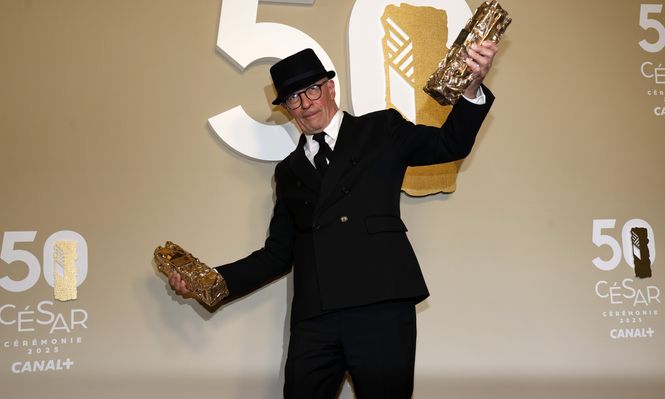 El director francés Jacques Audiard posa con sus premios César durante la 50ª ceremonia anual de premios César celebrada en la sala de conciertos Olympia de París.