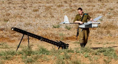 un soldado israelí prepara un Elbit Systems Skylark I