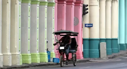 Un hombre maneja un bicitaxi en La Habana, Cuba