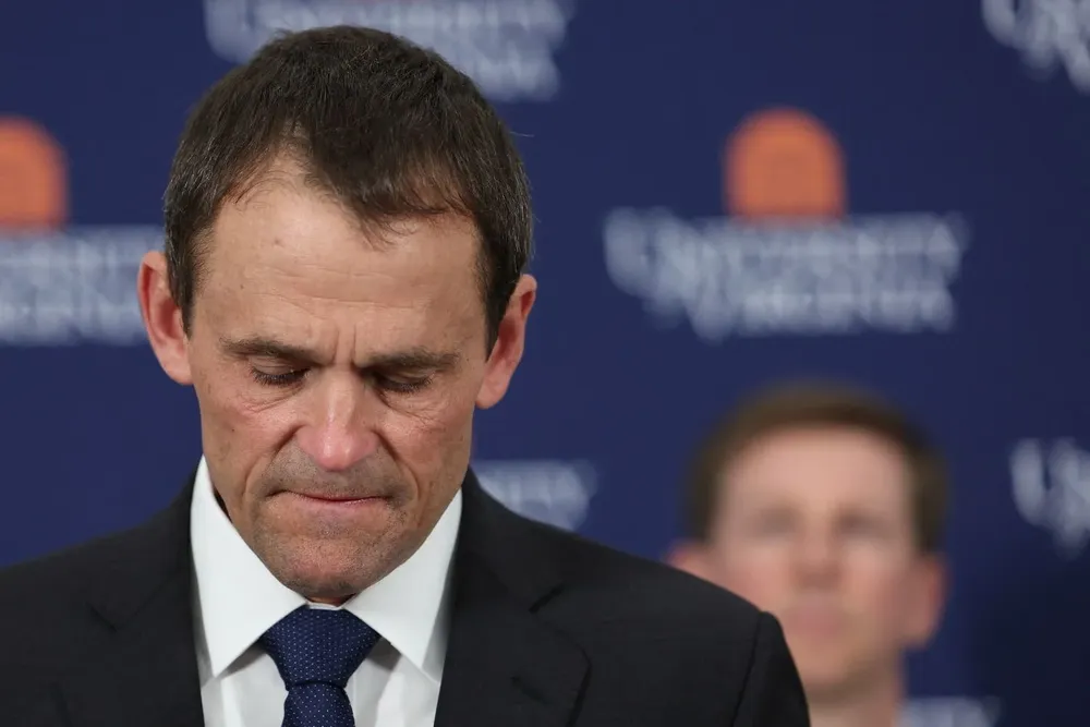El presidente de la Universidad de Virginia, James Ryan, habla en rueda de prensa tras el tiroteo