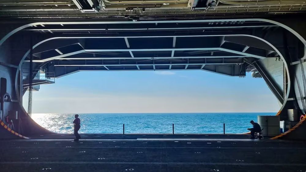 Interior del portaaviones USS George Washington durante su navegación por el Mar Argentino