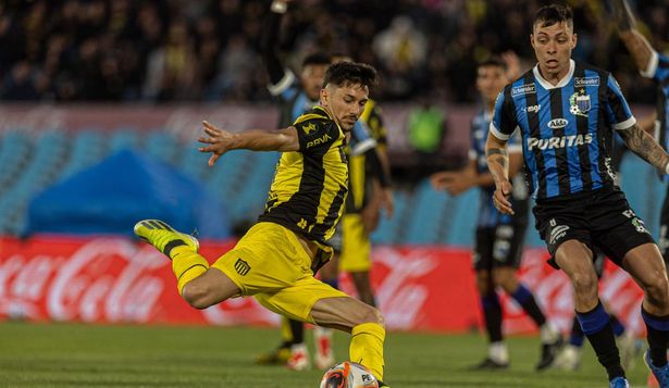 Maximiliano Silvera de Peñarol ante Liverpool por la semifinal de la Liga AUF Uruguaya
