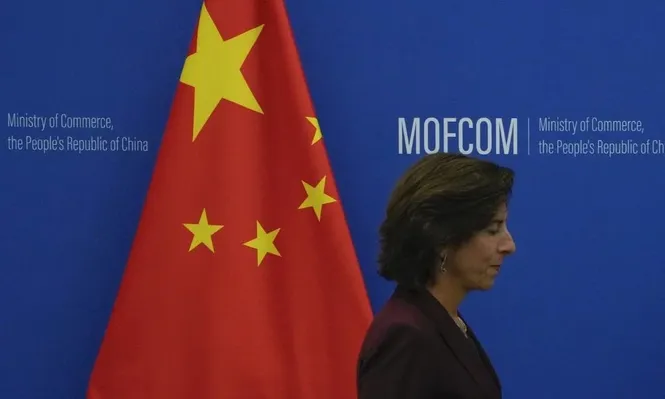 La secretaria de Comercio de Estados Unidos, Gina Raimondo, llegó a China en una visita destinada a aliviar tensiones entre ambos países
