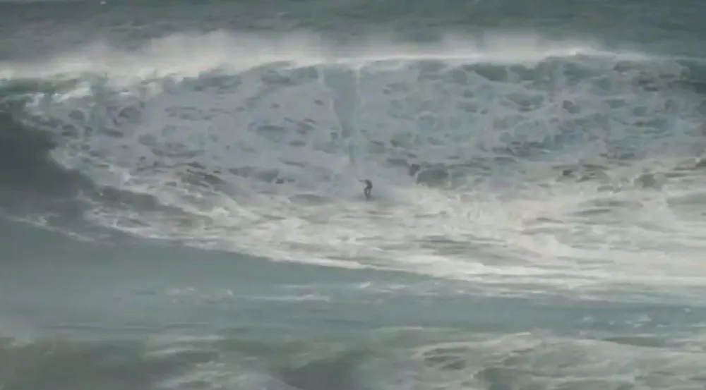 El surfista uruguayo Pepe Gómez en la ola de Nazaré