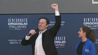 Elon Musk, dueño de X, levanta el puño en un encuentro organizado por militantes de la derechista formación Hermanos de Italia que tiene a Giorgia Meloni como primera ministra del país.