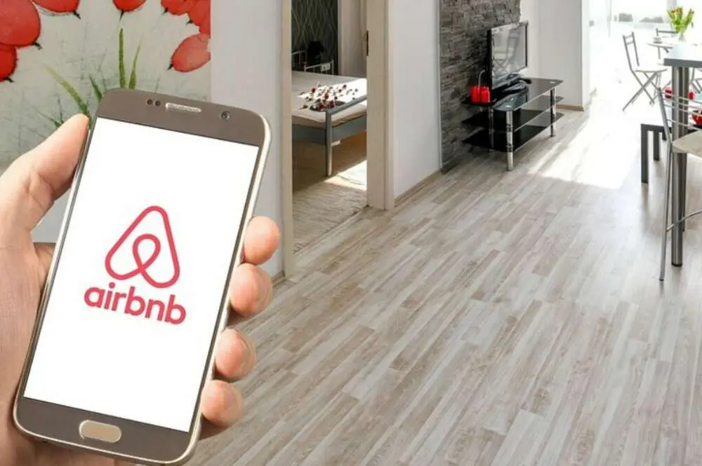 España: ordenan a Airbnb retirar de inmediato 65 mil anuncios ilegales de la plataforma.