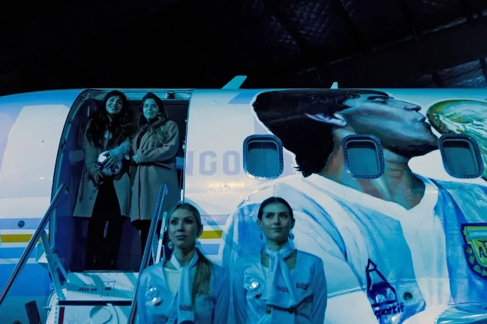 Avión en homenaje a Maradona
