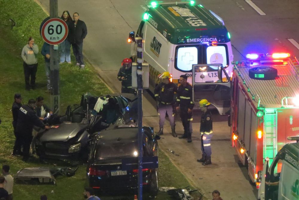 Trabajo de policías y bomberos tras el accidente ocurrido en Buceo