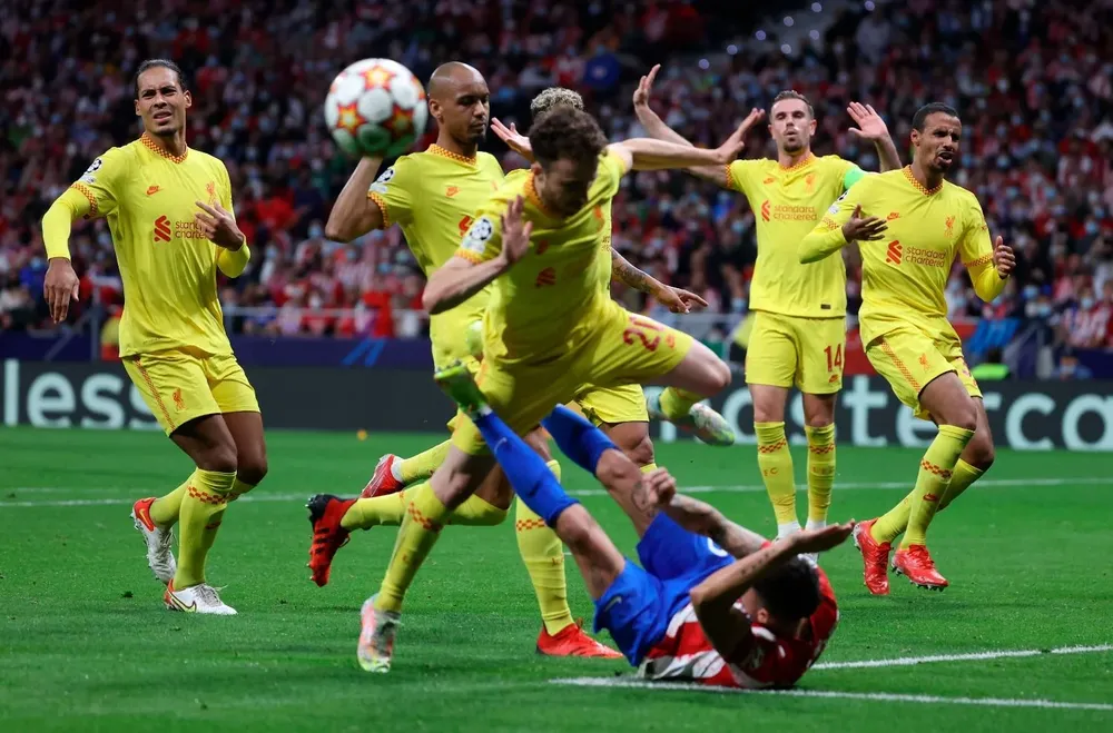 Giménez cae ante el embate de Liverpool