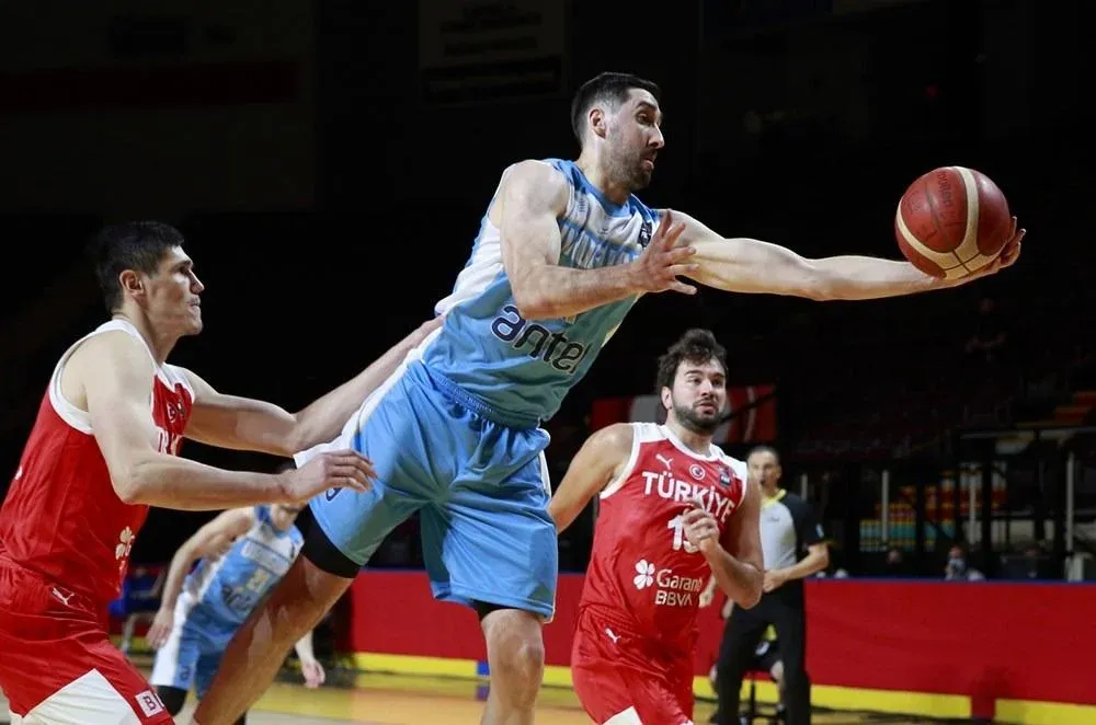 Mahías Calfani marcado por Ersan Ilyasova de Turquía