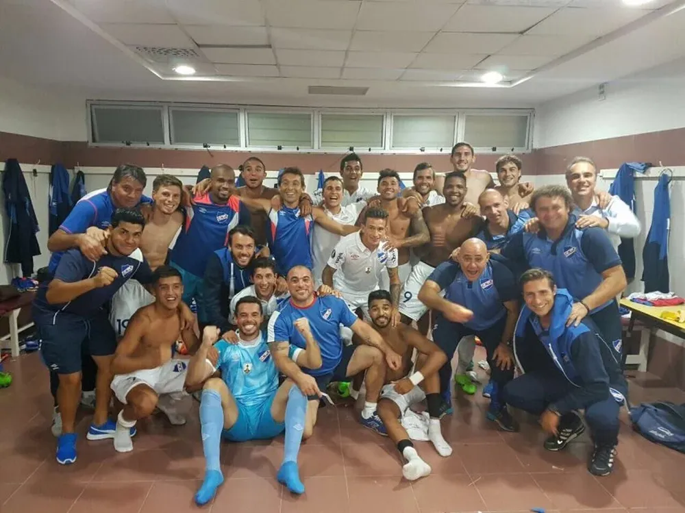 Alegría tricolor en el vestuario de Lanús