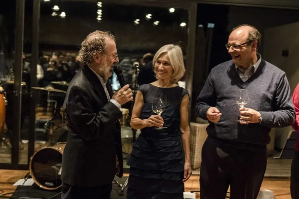 Juan Bouza, Elisa Trabal y Eduardo Boido, de bodega Bouza, en la presentación del vino.