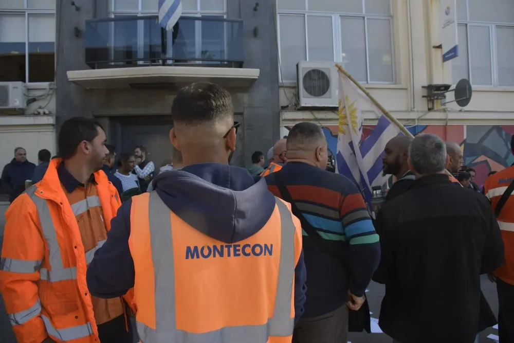 Trabajadores de Montecon movilizados frente al Ministerio de Trabajo tras el anuncio del despido de 150 trabajadores de la empresa