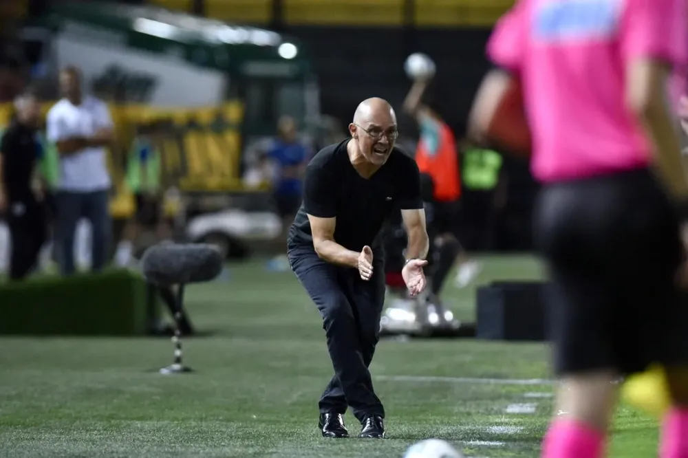 Alfredo Arias vivió el partido con intensidad