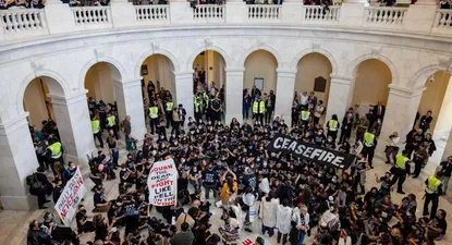 Los organizadores convocaron bajo el lema “Los judíos dicen ‘Alto el fuego en Gaza’ ahora”.