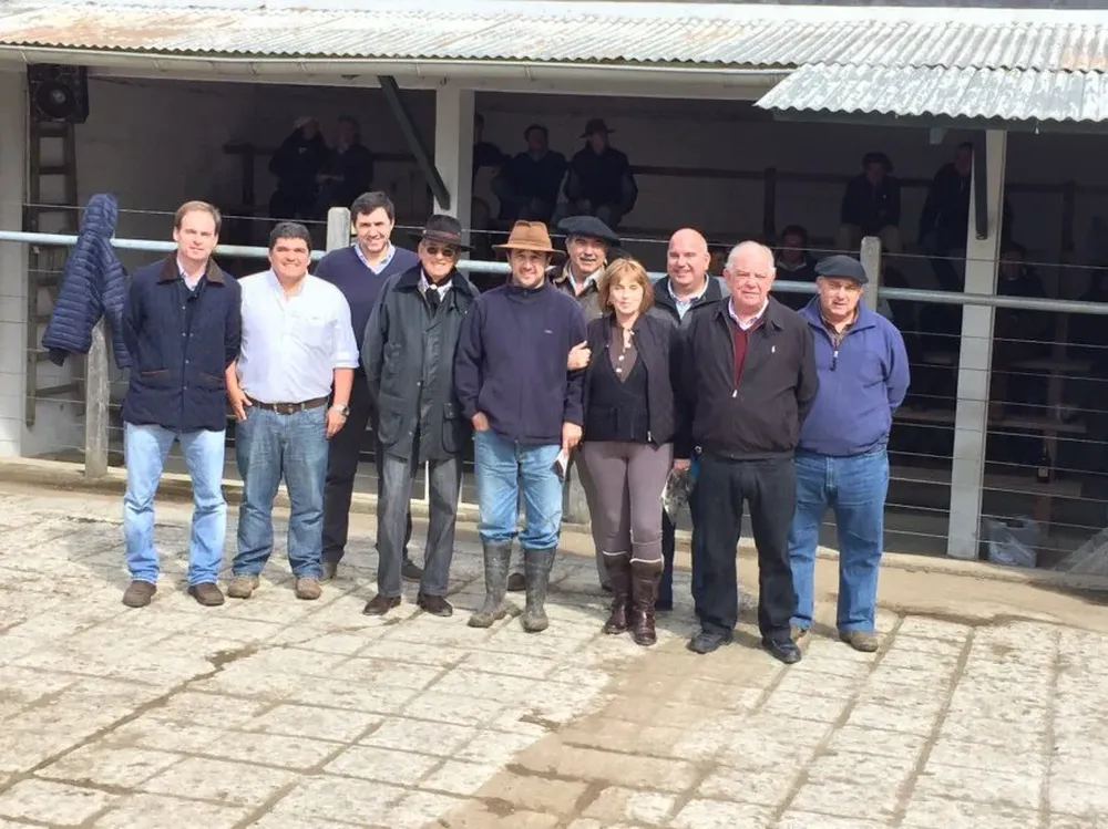 Integrantes de la cabaña, del escritorio y del banco en el remate