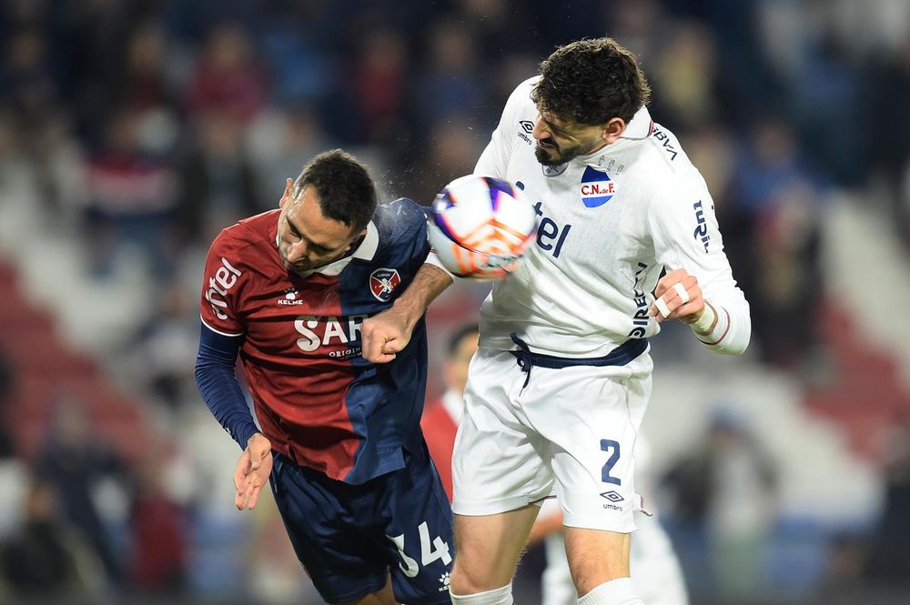 Agustín Pereira contra Agustín Rogel en el partido entre Nacional y Albion