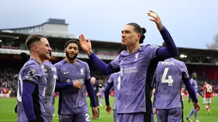 Darwin Núñez celebra su gol para Liverpool en la hora ante Nottingham Forest, junto a Alexis Mac Allister
