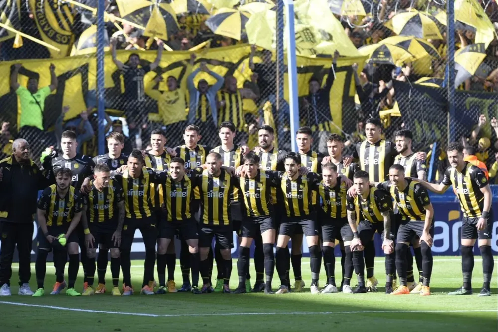 El plantel de Peñarol entero posó ante su tribuna en el Gran Parque Central, previo al clásico
