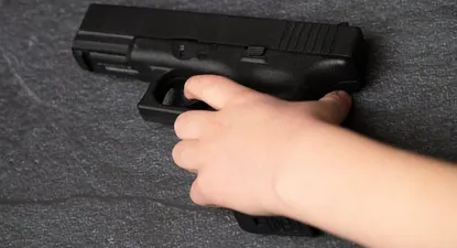 Bebé de 2 años mató a su padre por accidente con una pistola en EEUU