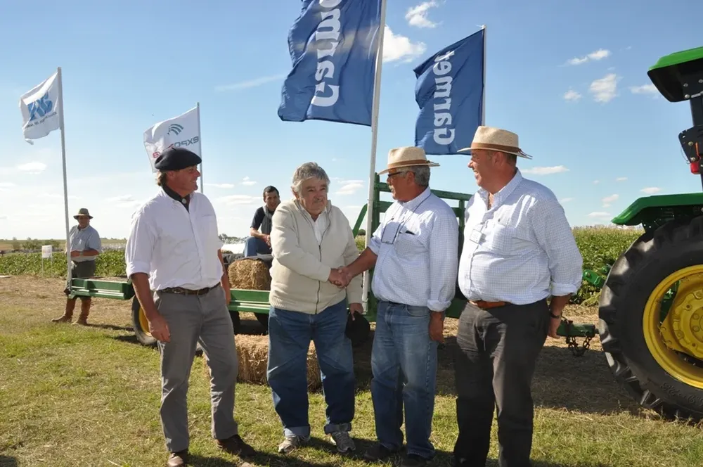 Mujica se despide del intendente Besozzi y de dirigentes de la Rural de Soriano luego de visitar la Expoactiva