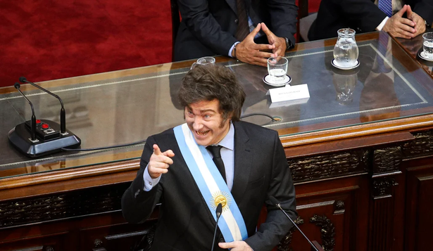 En el reportaje con el medio estadounidense, Javier Milei defendió su política de ajuste y reivindicó la motosierra como símbolo de su gestión.