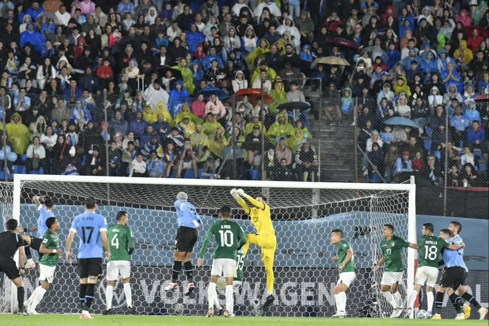 El salto felino de Araujo que entorpeció la defensa de Viscarra