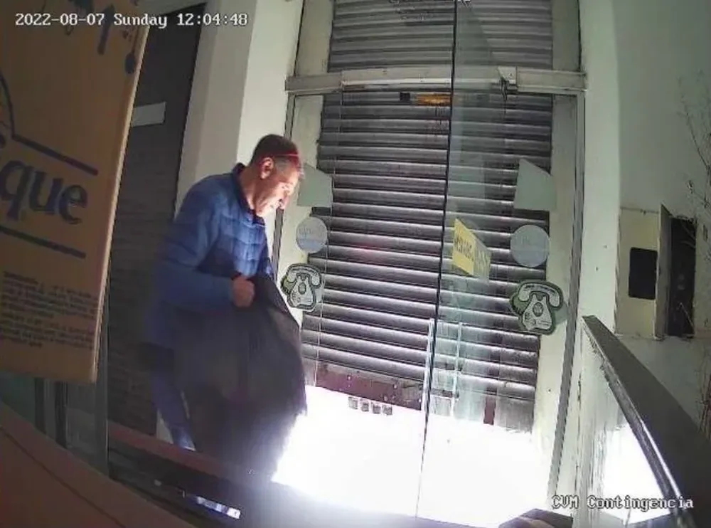 Marcos Cukier, hijo de Sara Goldring, sacando bolsas negras de una sede de CVM luego del desplazamiento de autoridades