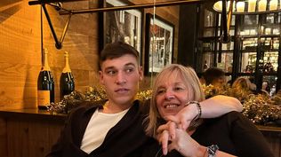 Manuel Ugarte junto a su madre en año nuevo