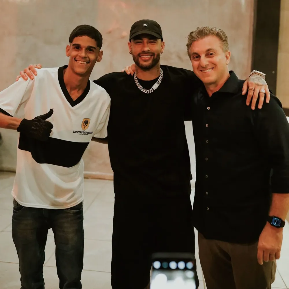 Luva de Pedreiro con Neymar y Luciano Huck