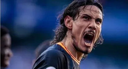 Edinson Cavani celebra el primer gol de Valencia ante Espanyol