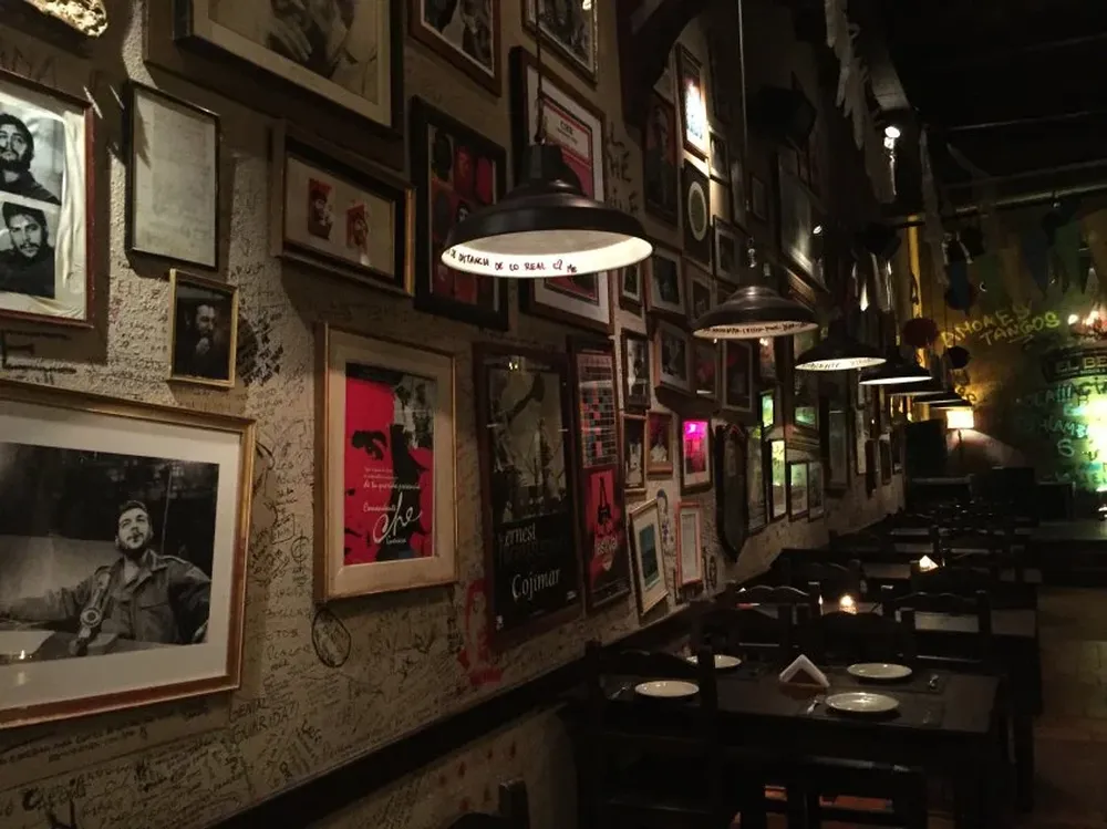 El Benny, uno de los boliches que forman parte del Pub Crawl, con ambientación cubana