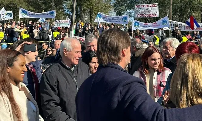 El presidente con la manifestación de Salle de fondo