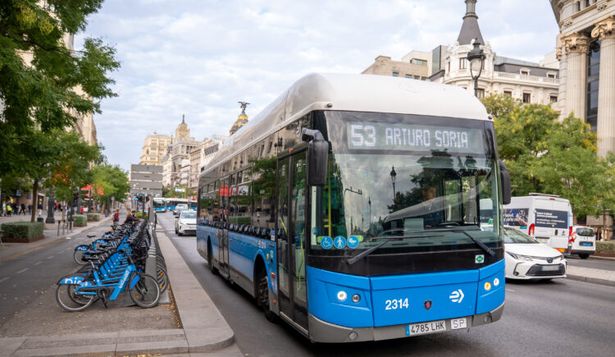 Imagen de archivo autobús EMT Madrid por la calle de Alcalá.