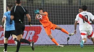 Sergio Rochet salvó su arco para Uruguay al final del primer tiempo ante Perú