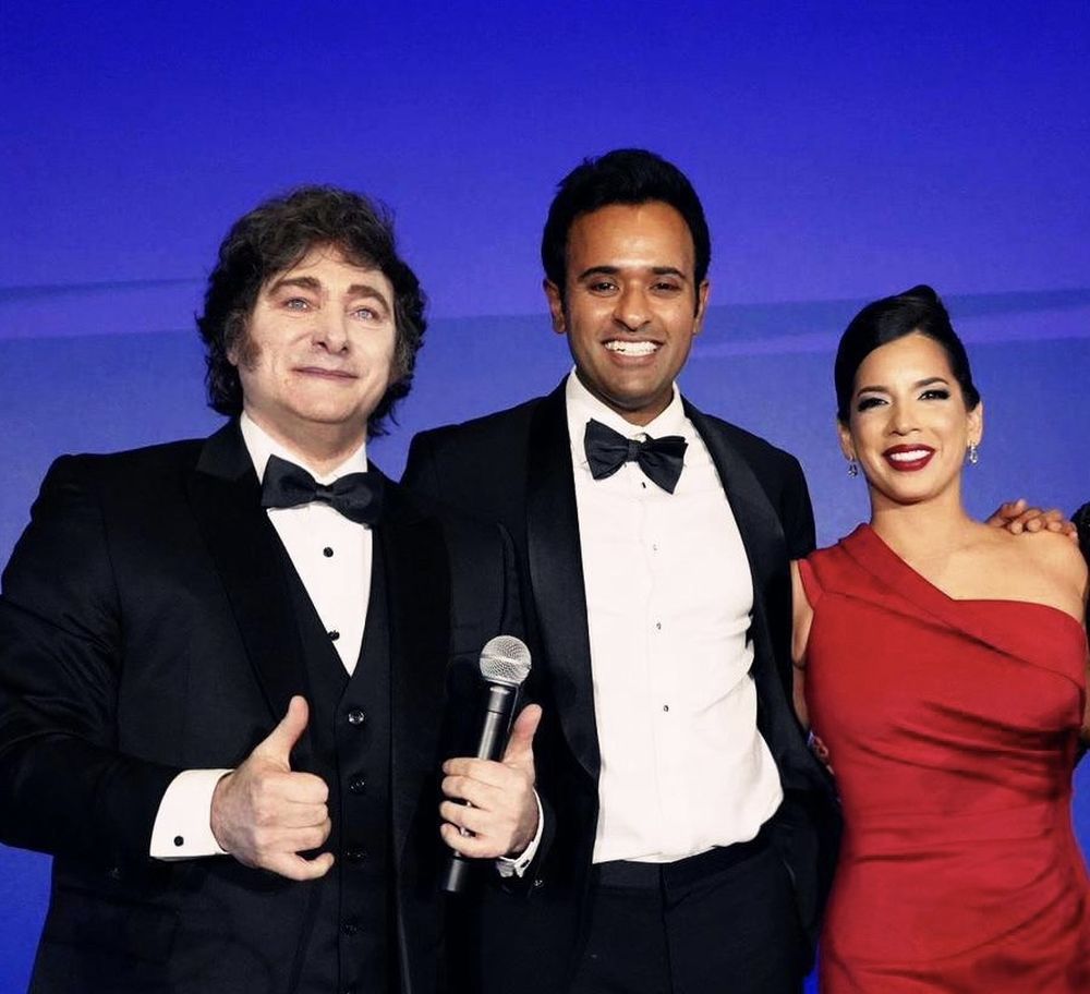 Milei en el escenario junto al dirigente Vivek Ramaswamy y la empresaria peruana Gabriela Berrospi, en la víspera de la asunción presidencial de Trump en Washington.&nbsp;