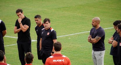 Alexander Medina junto a Juan Sebastián Verón en su presentación en Estudiantes