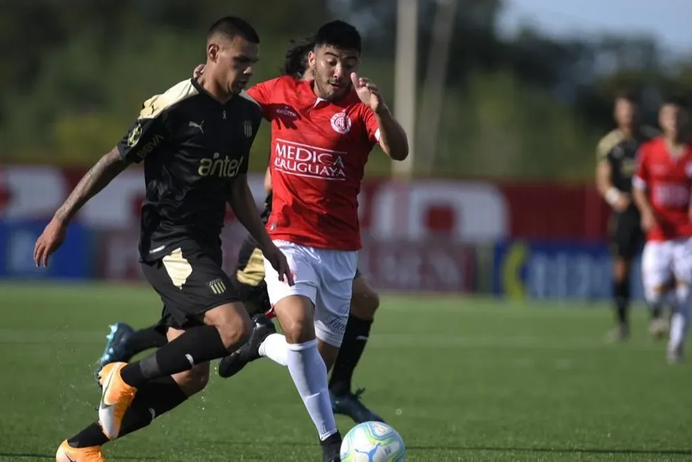 Agustín Álvarez Wallace fue titular en Peñarol ante Rentistas