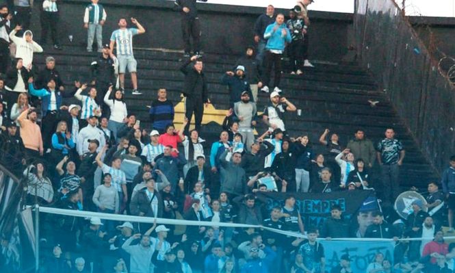 Hinchada de Cerro en el Campeón del Siglo