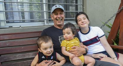 Miguel Falero con sus tres nietos