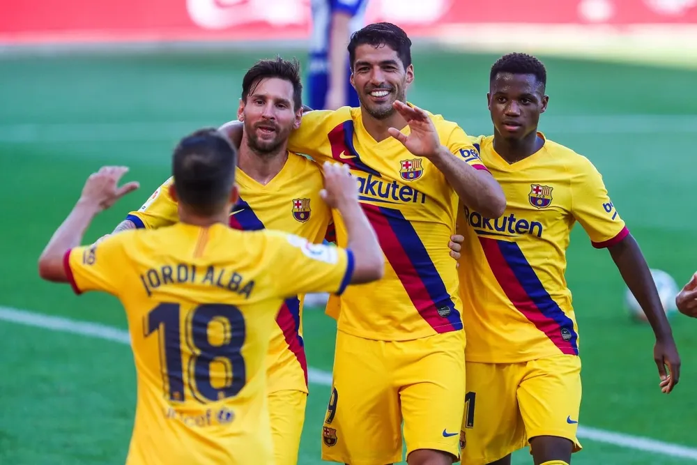 Luis Suárez junto a Lionel Messi y Jordi Alba, entre otros, cuando defendía a Barcelona Luis Suárez junto a Lionel Messi y Jordi Alba, entre otros, cuando defendía a Barcelona