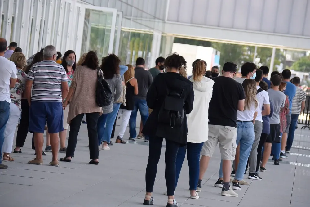 Fila para ingresar al vacunatorio del Antel Arena