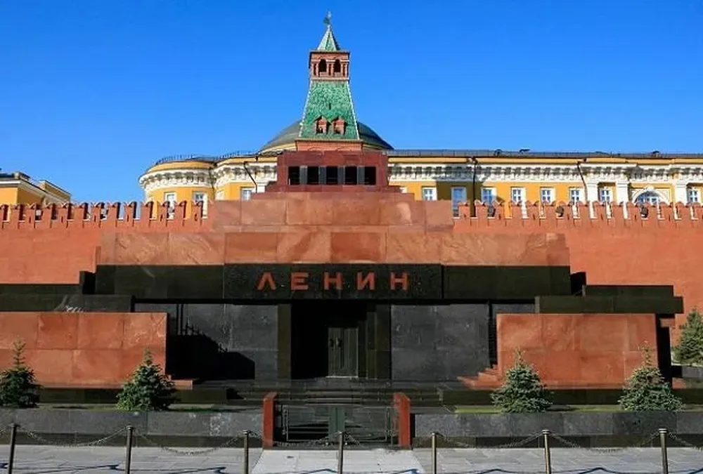 El mausoleo de Lenin en la Plaza Roja guarda el cuerpo embalsamado del fundador de la desaparecida Unión Soviética.